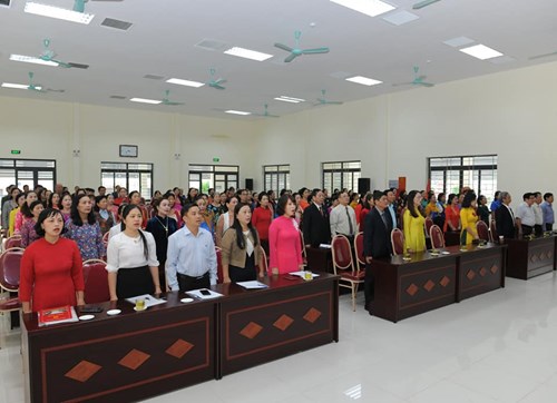 Tham dự Lễ kỉ niệm ngày Phụ nữ Việt Nam 20 - 10 tại Trung tâm Văn hóa Thể thao thị trấn Trâu Quỳ.
